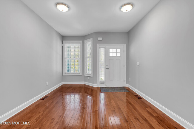 Building Photo - 10 McCormick Ave N
