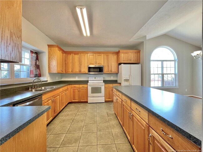 Building Photo - 11 Richmond Park Dr