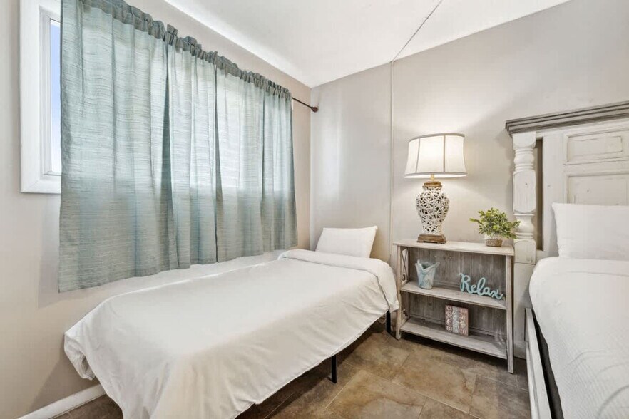 Building Photo - 8743 Thomas Dr