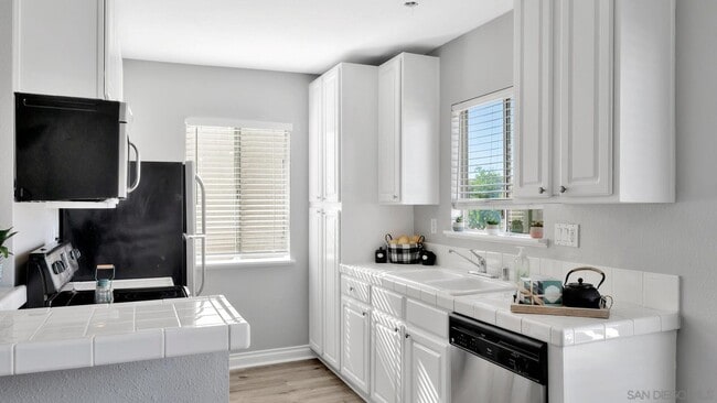 Building Photo - 732 E Lexington Ave