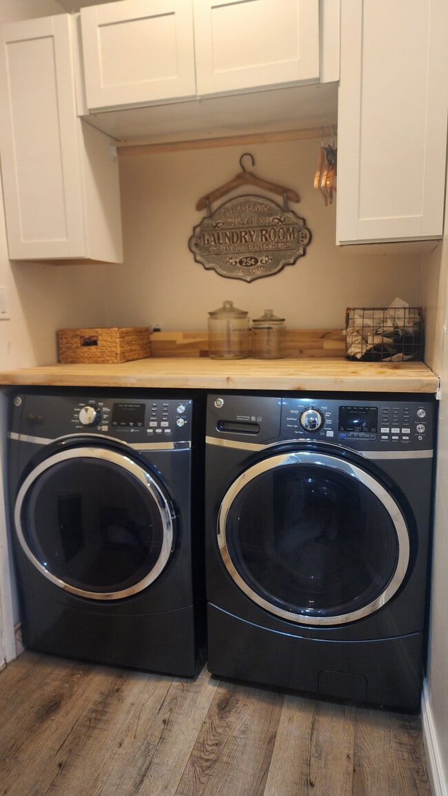 Building Photo - 15358 Leadwell St