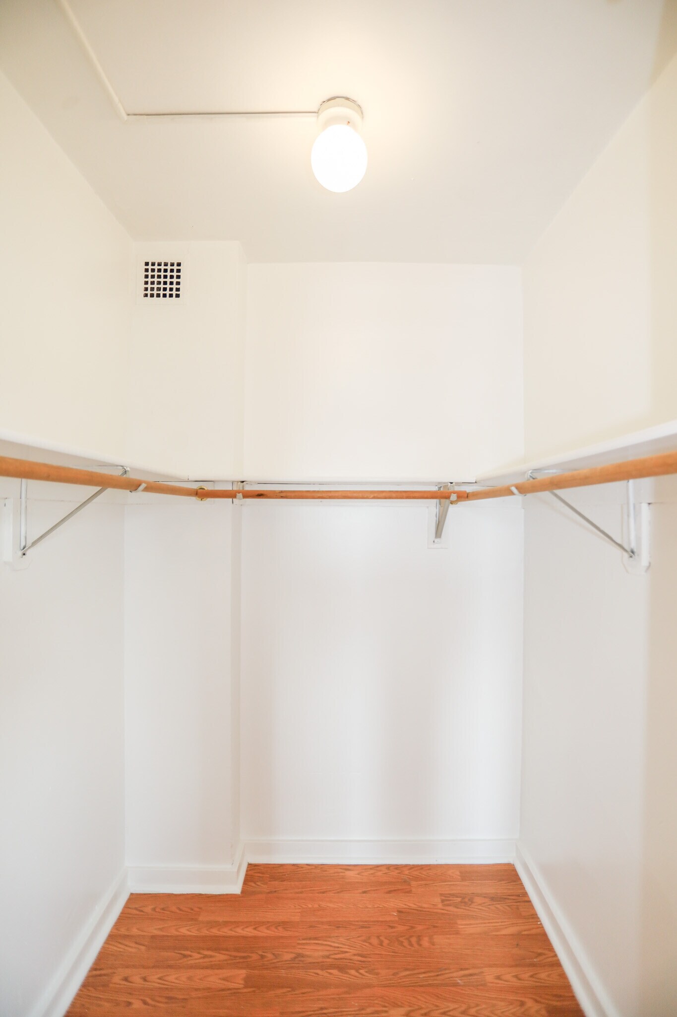 Building Photo - 911 W Lawrence Ave