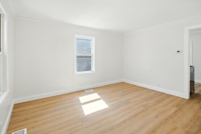 Building Photo - 429 W Bernhard Ave
