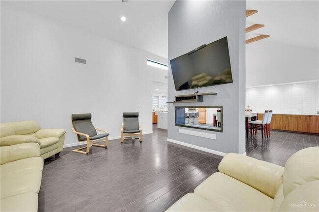 Building Photo - 2411 W Holland Ave