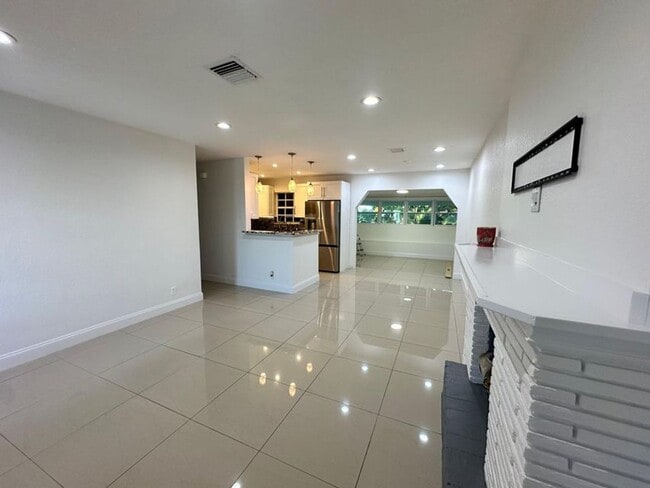 Building Photo - 104 NE 16th Ave