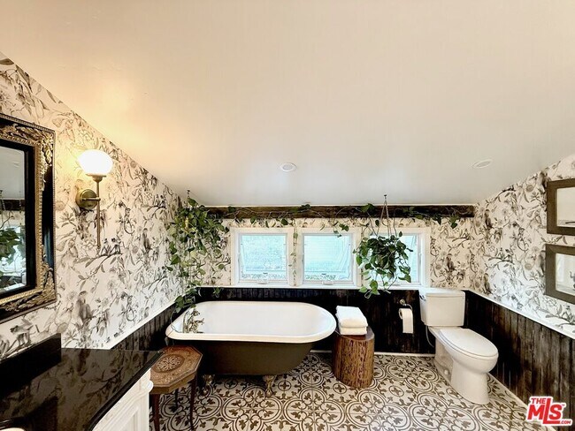 Building Photo - 370 Main St