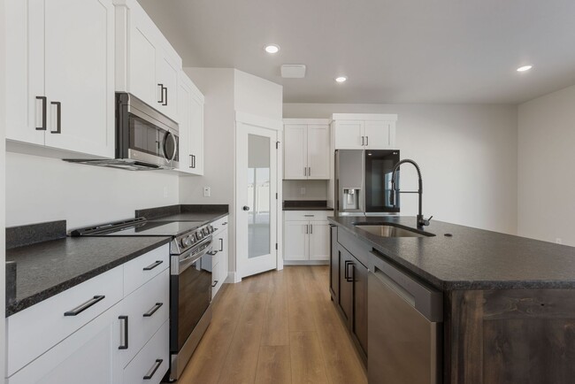 Building Photo - CHECK OUT THIS STELLAR 3 BED 2 BATH TWIN H...