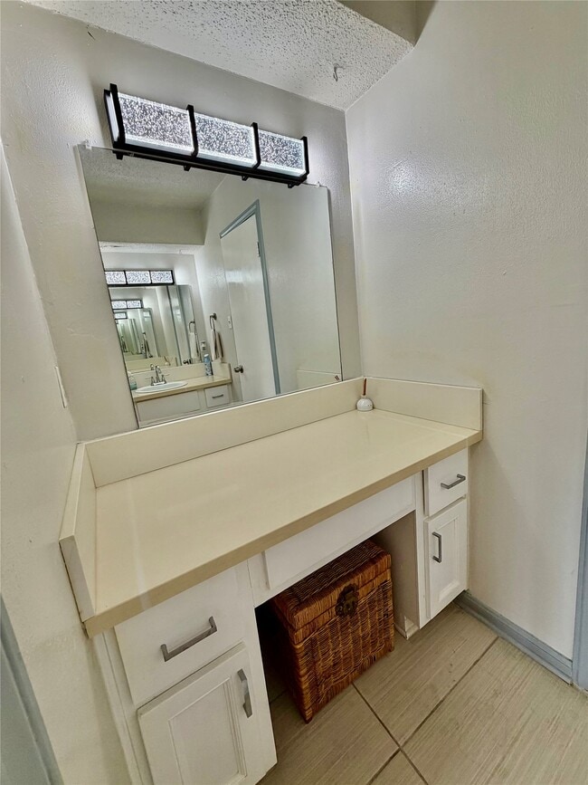 Building Photo - 15111 Chasehill Dr