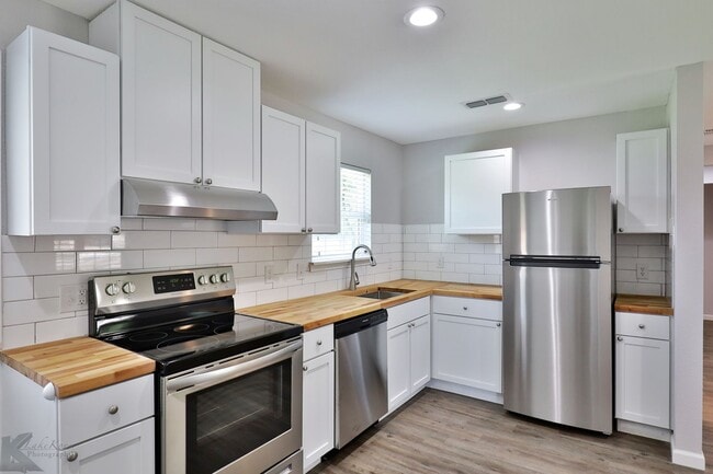 Building Photo - 3 bed, 2 bath, updated with all appliances provided!