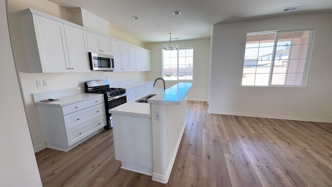 Building Photo - 3 BEDROOM VICTORVILLE HOME