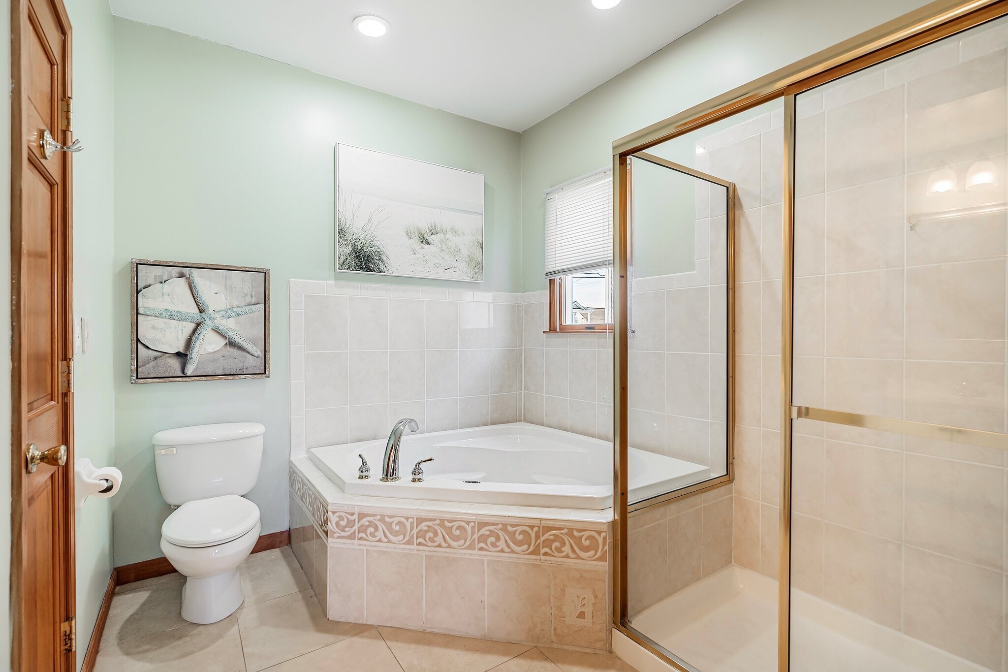 Spa tub in downstairs attached bath - 18 Halsey Dr