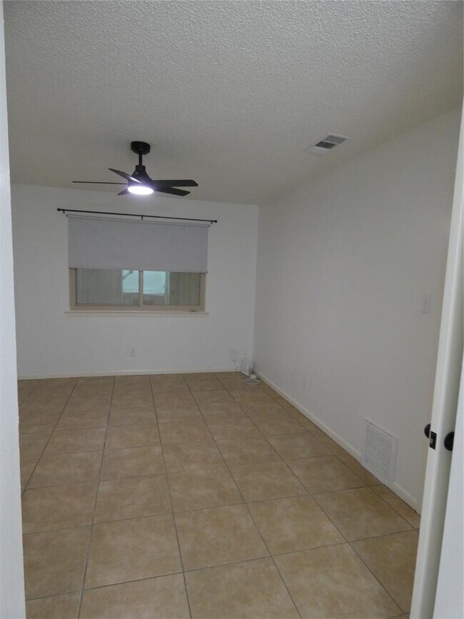 Building Photo - 2203 Western Trails Blvd