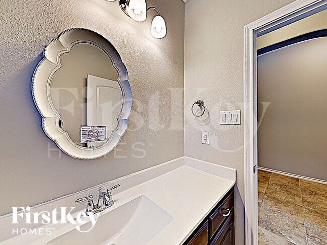 Building Photo - 1724 Henderson Dr