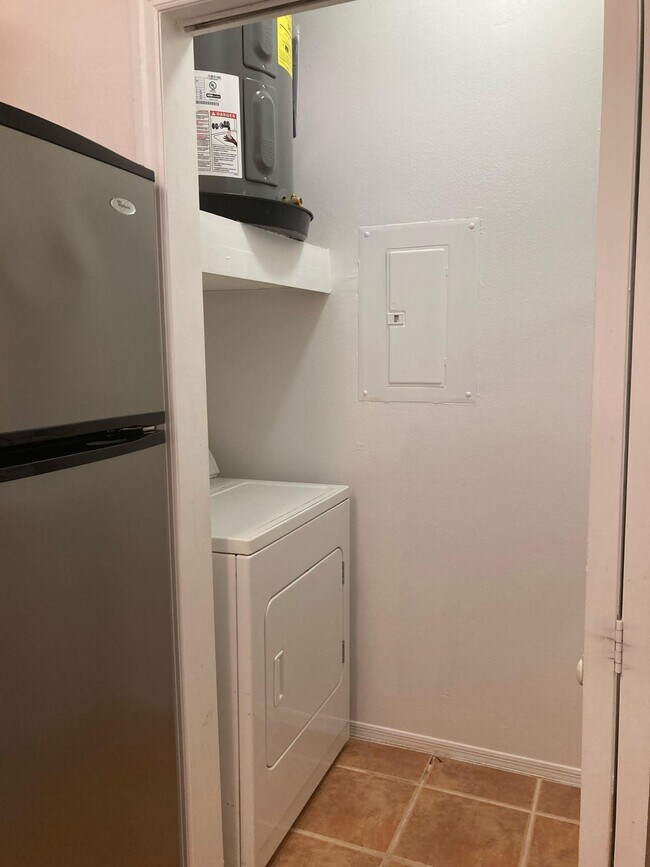 laundry room - 130 Veracruz Dr