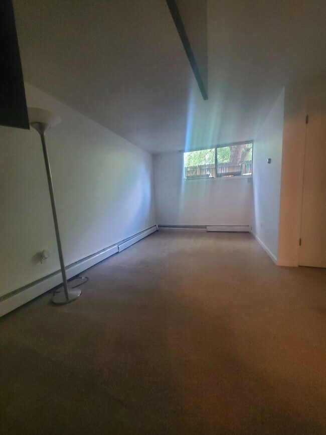 Building Photo - Large and Spacious One Bedroom Available i...