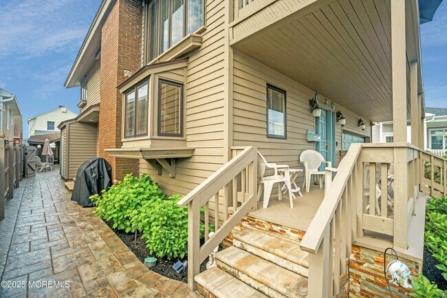 Building Photo - 8 Ortley Ave