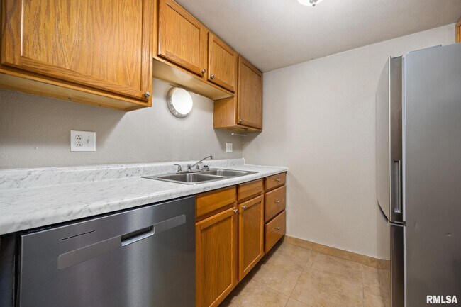 Building Photo - 2975 W Cannes Dr