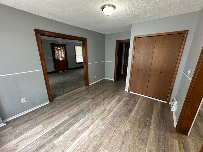 Building Photo - 1206 Hughes Ave