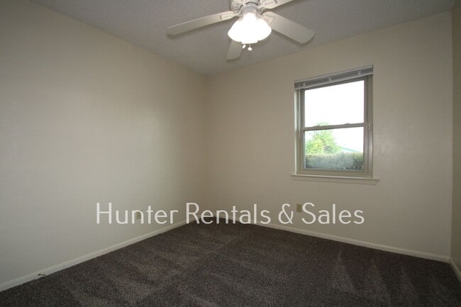 Building Photo - Mountain of Amenities!