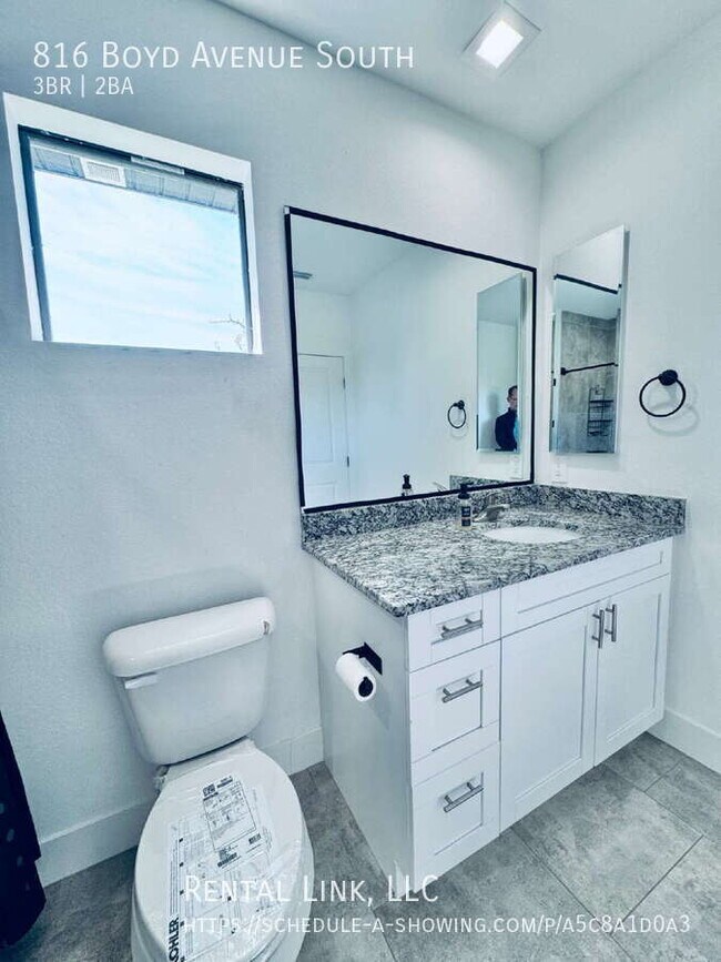 Building Photo - 816 Boyd Ave S