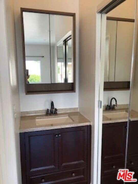 Building Photo - 622 S Barrington Ave