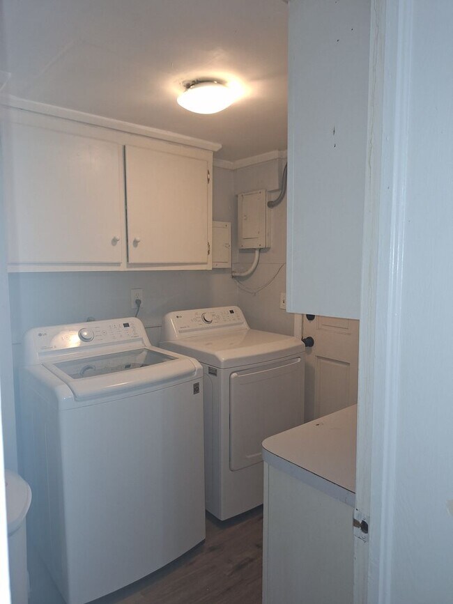 Building Photo - Magnificent Four Bedroom Home - Minutes Away from Numerous Attractions!