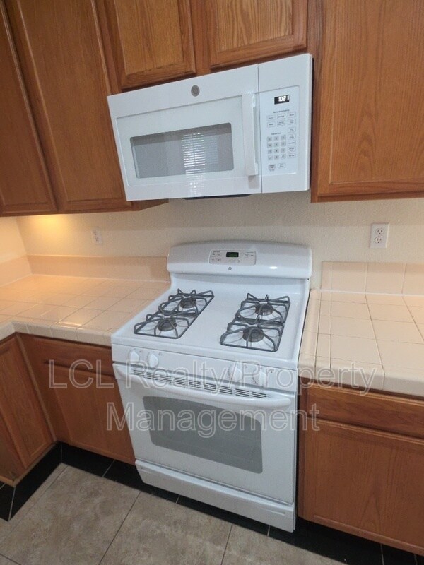 Building Photo - 12899 Oakdale St