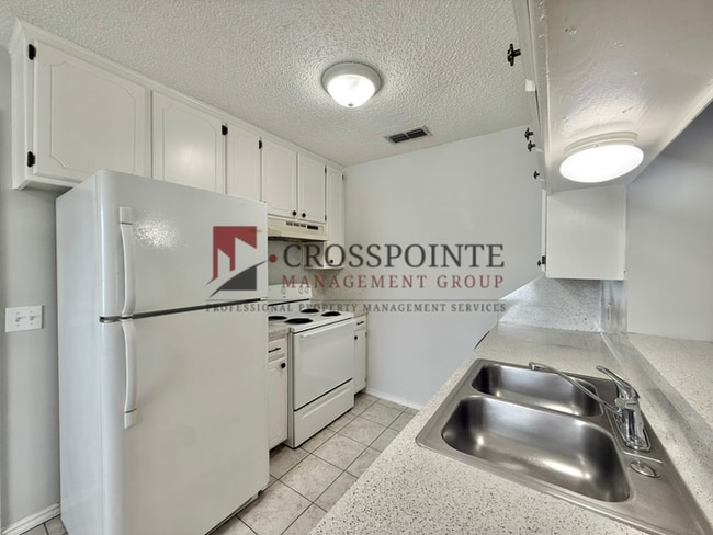 Building Photo - Charming 2 Bed, 1 Bath Duplex!