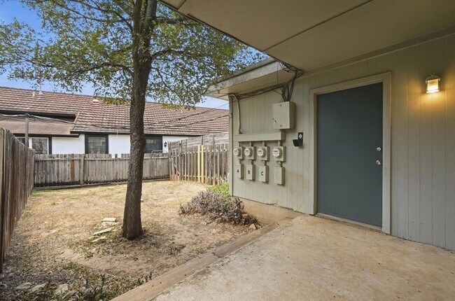 Building Photo - 807 Castle Ridge Rd