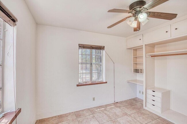 Building Photo - 1304 E Linden St