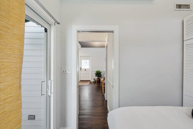 Building Photo - 817 Terry Ln