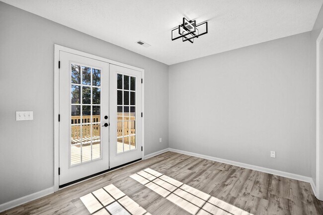 Building Photo - Fully Renovated 3 Bedroom in Southport!