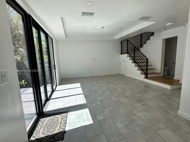 Building Photo - 722 NE 15th Ave