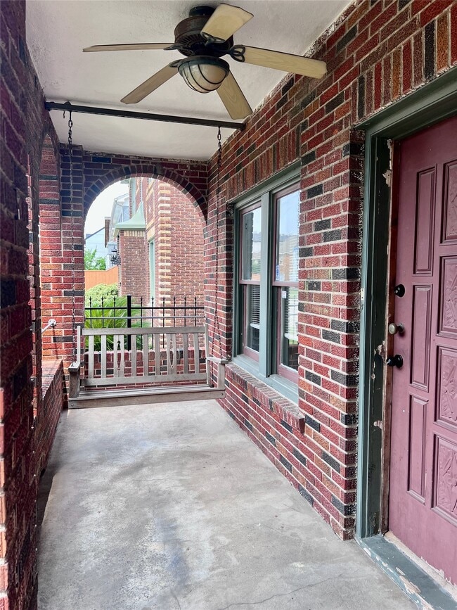 Building Photo - 320 W Polk St