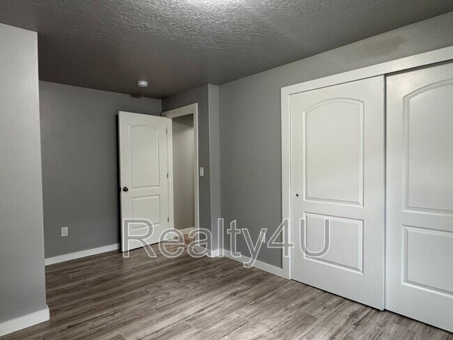 Building Photo - 1433 Dairy Ln