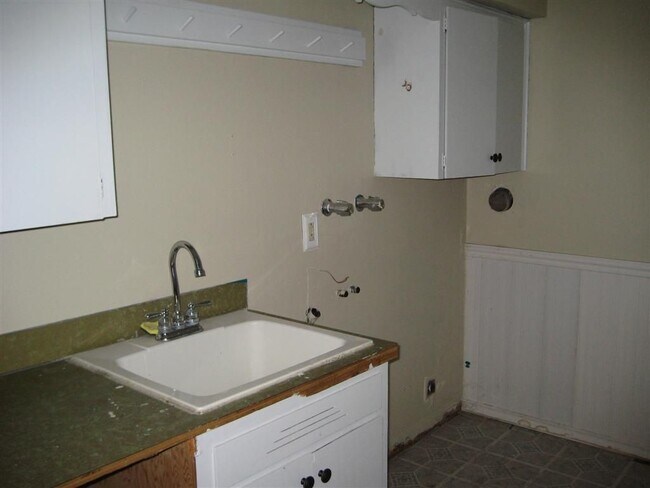 Building Photo - 5 bedrooms