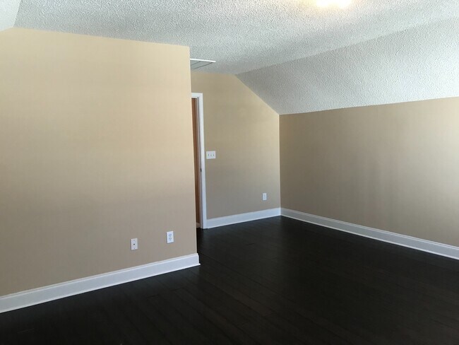 Building Photo - Beautiful 3 bedroom, 2.5 bath home