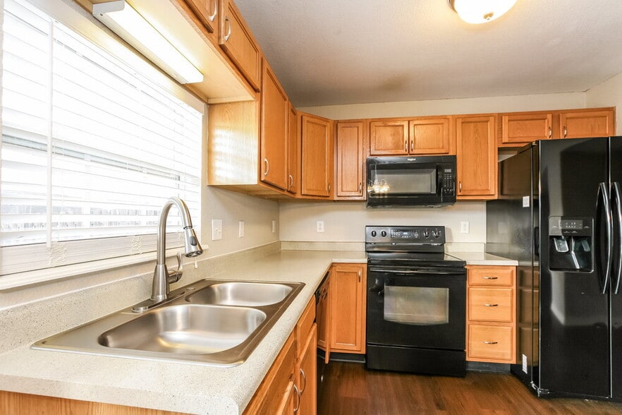 Building Photo - 2718 Rothe Ln