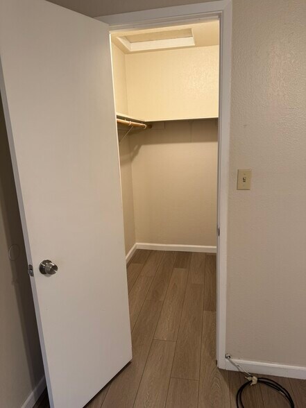 Walk-in Closet - 1550 W Ashlan Ave