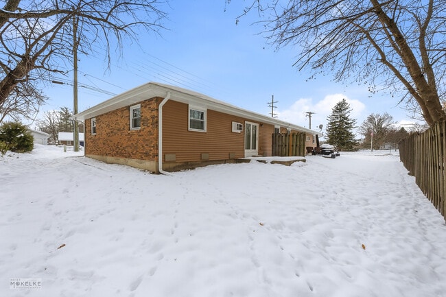 Building Photo - 105 W Somonauk St