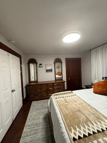 Building Photo - 212 Smith St