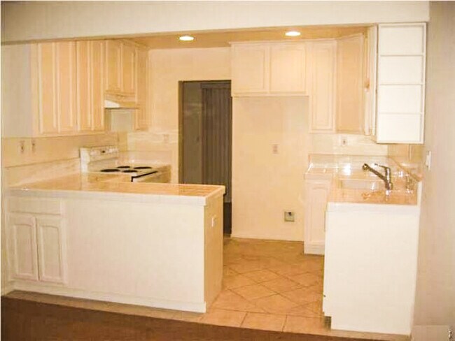 Kitchen/Bar - 2116 Pullman Ln