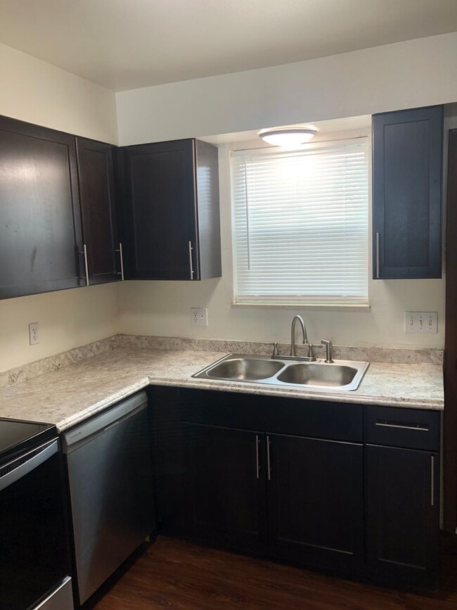 Building Photo - Central a/c & heating | Off-street parking | Close to downtown Golden