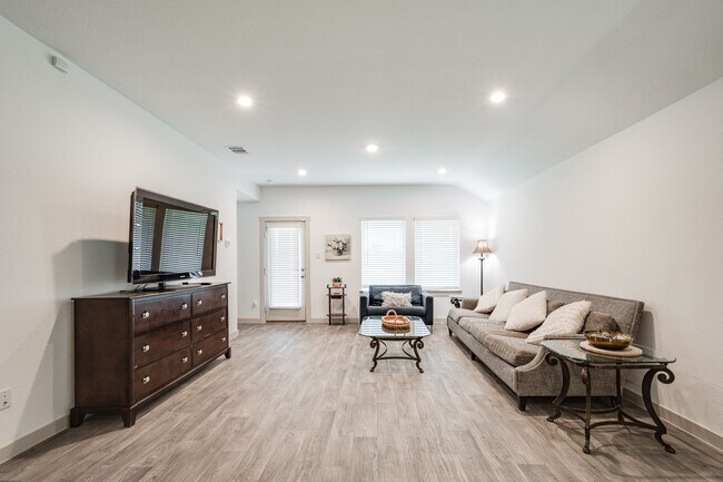 Building Photo - 607 Hidden Brk Dr