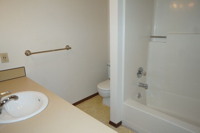 Building Photo - Lake Oswego South Shore Side Traditional