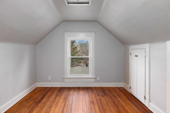 Building Photo - Charming 3-Bedroom Waldo Home with Porch Swing & Hardwood Floors