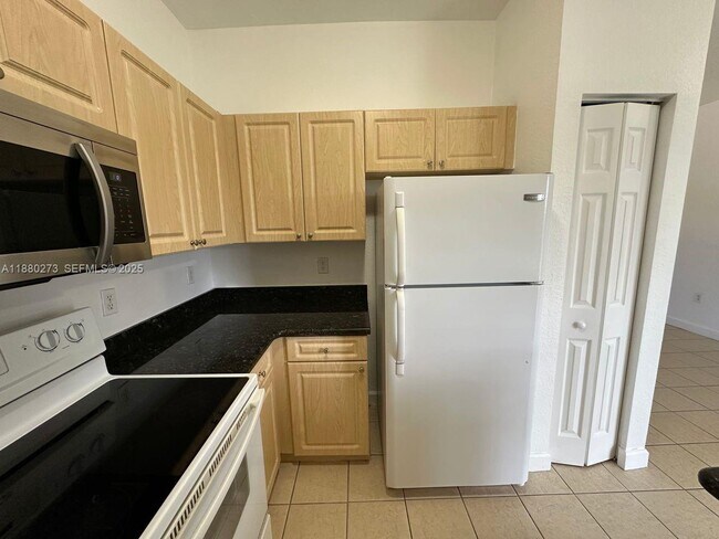 Building Photo - 2641 NE 4th St