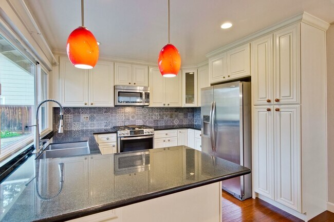 Building Photo - Warm and Inviting 3 bedroom, 2 Bath Home