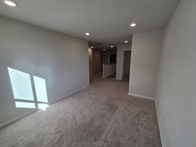 Building Photo - Like new 3 bedroom 2.5 bath with loft