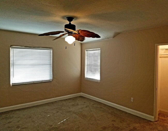 Building Photo - 512 E Strawbridge Ave